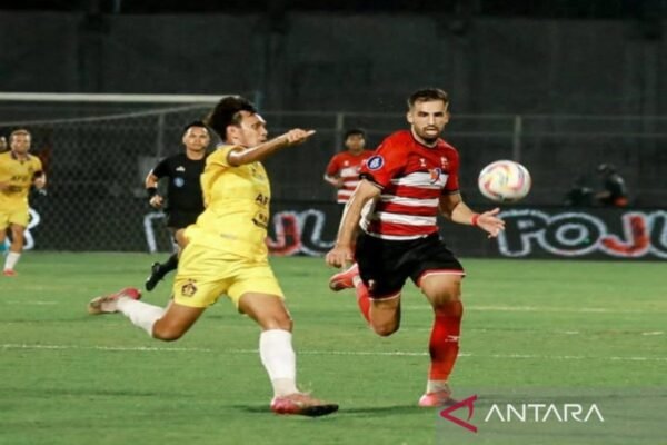 Here are some alternative title suggestions for “Madura United tekuk Persik 2-1 di Bangkalan”:
1. “Madura United Menang Tipis 2-1 atas Persik di Bangkalan”
2. “Kemenangan Dramatis: Madura United Kalahkan Persik 2-1 di Bangkalan”
3. “Madura United Amankan Tiga Poin dengan Kemenangan 2-1 Melawan Persik”
4. “Laga Sengit: Madura United Tundukkan Persik 2-1 di Bangkalan”
5. “Madura United Sukses Taklukkan Persik 2-1 dalam Duel Seru di Bangkalan”
Feel free to ask if you need more suggestions! Here are some alternative title suggestions for "Madura United tekuk Persik 2-1 di Bangkalan":
1. "Madura United Menang Tipis 2-1 atas Persik di Bangkalan"
2. "Kemenangan Dramatis: Madura United Kalahkan Persik 2-1 di Bangkalan"
3. "Madura United Amankan Tiga Poin dengan Kemenangan 2-1 Melawan Persik"
4. "Laga Sengit: Madura United Tundukkan Persik 2-1 di Bangkalan"
5. "Madura United Sukses Taklukkan Persik 2-1 dalam Duel Seru di Bangkalan"
Feel free to ask if you need more suggestions!
