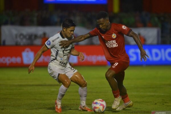Persija Terlempar dari Empat Besar Usai Menelan Kekalahan 0-2 dari Semen Padang Persija Terlempar dari Empat Besar Usai Menelan Kekalahan 0-2 dari Semen Padang