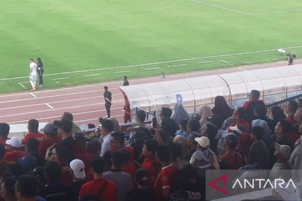 Pratama Arhan Memantau Pertandingan Semen Padang vs Persik