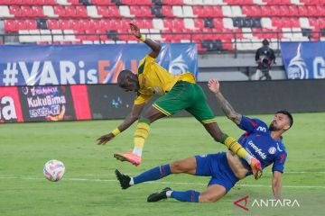 Laga Bergengsi Arema vs Persebaya Berakhir Imbang 1-1 Laga Bergengsi Arema vs Persebaya Berakhir Imbang 1-1