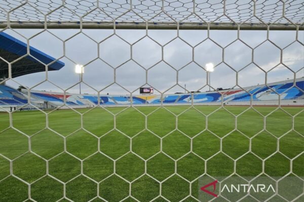 Here's an alternate title for the situation involving Arema FC receiving sanctions due to the incident with the bus of Persik:

"Arema FC Dihukum Setelah Insiden Pelemparan Bus Persik