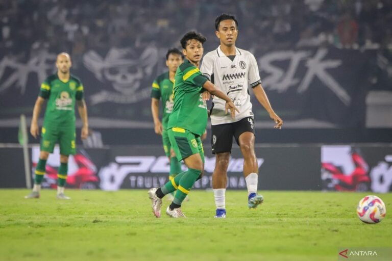 Berikut adalah beberapa alternatif judul untuk "Pelatih Persebaya sebut banyak hal positif terlihat dari performa tim":

1. "Pelatih Persebaya: Banyak Aspek Positif Dalam Performa Tim"
2. "Pelatih Persebaya Ungkap Hal-Hal Positif di Balik Penampilan Tim"
3. "Pelatih Persebaya Soroti Peningkatan Positif Dalam Perform Tim"
4. "Pelatih Persebaya: Optimisme Melihat Performa Tim yang Meningkat"
5. "Pelatih Persebaya: Performa Tim Tampilkan Banyak Hal Positif" 

Semoga ini membantu!