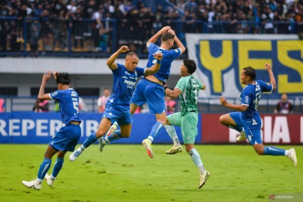 Vaksinasi untuk Seluruh Anggota Skuad Persib Bandung Vaksinasi untuk Seluruh Anggota Skuad Persib Bandung