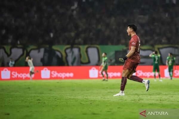 Here are some alternate title suggestions for "PSIM Bungkam Tuan Rumah Persebaya 1-0":

1. "PSIM Tundukkan Persebaya di Kandang dengan Skor 1-0"
2. "Kemenangan Tipis PSIM atas Persebaya: 1-0 di Kandang Lawan"
3. "PSIM Menang Dramatis 1-0 atas Persebaya di Stadion"
4. "PSIM Curi Poin dari Persebaya dengan Kemenangan 1-0"
5. "Gol Tunggal PSIM Hancurkan Harapan Persebaya di Markas Sendiri"
6. "PSIM Raih Kemenangan Berharga 1-0 atas Tim Tuan Rumah Persebaya"
7. "PSIM Menang Tipis atas Persebaya: Kemenangan 1-0 yang Bersejarah"
8. "PSIM Kejutkan Persebaya dengan Kemenangan 1-0 di Kandang"

Feel free to mix and match or modify these suggestions!
