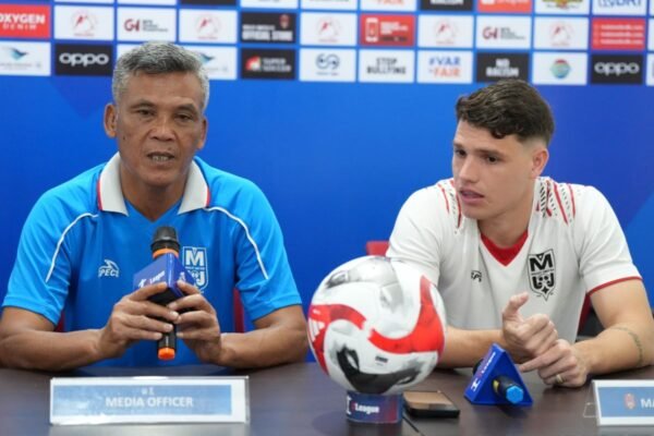 Berikut beberapa alternatif judul untuk "Malut United Siap Tempur Hadapi PSIM di Hadapan Pendukungnya":

1. "Malut United Sanggup Berjuang Melawan PSIM di Depan Suporter Setia"
2. "Dengan Semangat Tinggi, Malut United Siap Hadapi PSIM di Rumah Sendiri"
3. "Pertandingan Seru: Malut United Bersiap Tempur Melawan PSIM di Hadapan Fans"
4. "Malut United: Kesiapan Tim Menjamu PSIM di Stadion Sendiri"
5. "Duel Sengit: Malut United Siap Gilas PSIM di Hadapan Penggemar"

Silakan pilih yang sesuai atau modifikasi lebih lanjut!