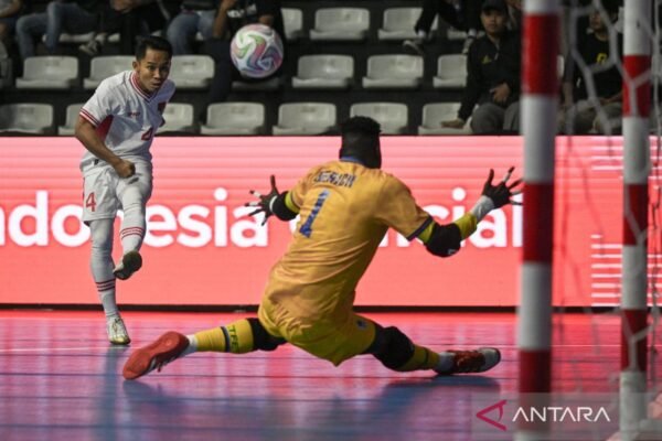 Here are some alternative title suggestions for "Indonesia bantai Tanzania 7-1 dalam Futsal Four Nations Cup":

1. "Indonesia Dominates Tanzania 7-1 in Futsal Four Nations Cup"
2. "Indonesia Crushes Tanzania 7-1 in Futsal Showdown"
3. "Stellar Performance: Indonesia Defeats Tanzania 7-1 in Futsal Four Nations Cup"
4. "Indonesia's Stunning 7-1 Victory Over Tanzania in Futsal Four Nations Cup"
5. "Indonesia Routs Tanzania 7-1 in Thrilling Futsal Match"
6. "Futsal Four Nations Cup: Indonesia Overpowers Tanzania 7-1"
7. "Indonesia's Explosive 7-1 Win Against Tanzania in Futsal Four Nations Cup"

Feel free to let me know if you need more options!