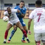Here are some alternate titles for the event "Jadwal Super League: Arema jamu Persib, Persija jumpa PSM":

1. "Super League Schedule: Arema Hosts Persib, Persija Faces PSM"
2. "Super League Matchup: Arema Welcomes Persib, Persija Battles PSM"
3. "Super League Fixtures: Arema vs. Persib, Persija vs. PSM"
4. "Upcoming Super League Matches: Arema Takes on Persib, Persija Encounters PSM"
5. "Super League Showdown: Arema Clashes with Persib, Persija Meets PSM