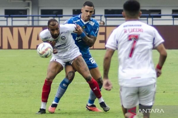 Here are some alternate titles for the event "Jadwal Super League: Arema jamu Persib, Persija jumpa PSM":

1. "Super League Schedule: Arema Hosts Persib, Persija Faces PSM"
2. "Super League Matchup: Arema Welcomes Persib, Persija Battles PSM"
3. "Super League Fixtures: Arema vs. Persib, Persija vs. PSM"
4. "Upcoming Super League Matches: Arema Takes on Persib, Persija Encounters PSM"
5. "Super League Showdown: Arema Clashes with Persib, Persija Meets PSM