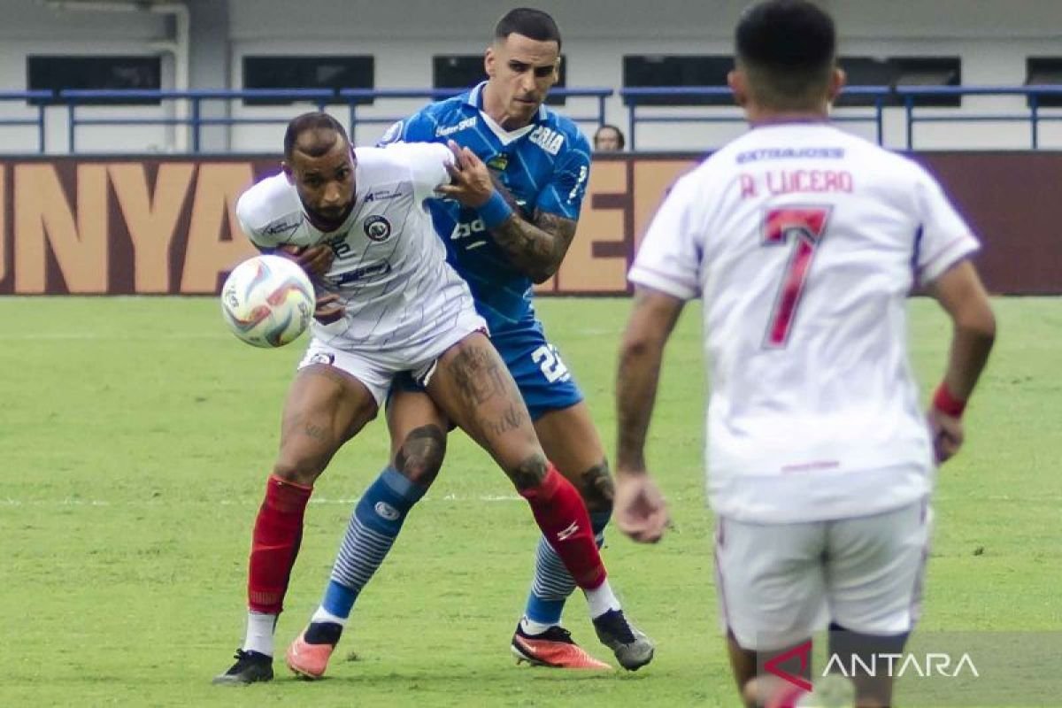 Here are some alternate titles for the event "Jadwal Super League: Arema jamu Persib, Persija jumpa PSM":

1. "Super League Schedule: Arema Hosts Persib, Persija Faces PSM"
2. "Super League Matchup: Arema Welcomes Persib, Persija Battles PSM"
3. "Super League Fixtures: Arema vs. Persib, Persija vs. PSM"
4. "Upcoming Super League Matches: Arema Takes on Persib, Persija Encounters PSM"
5. "Super League Showdown: Arema Clashes with Persib, Persija Meets PSM